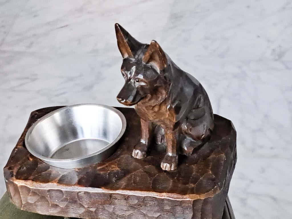 amsterdamse school houtsnijwerk hond met bakje, Ophalen of Verzenden