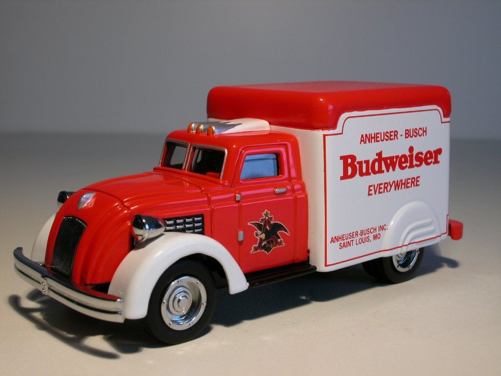 Matchbox 1/43, 1937 Dodge airflow Bestel Budweiser, Hobby en Vrije tijd, Modelauto's | 1:43, Ophalen of Verzenden, Nieuw, Bus of Vrachtwagen