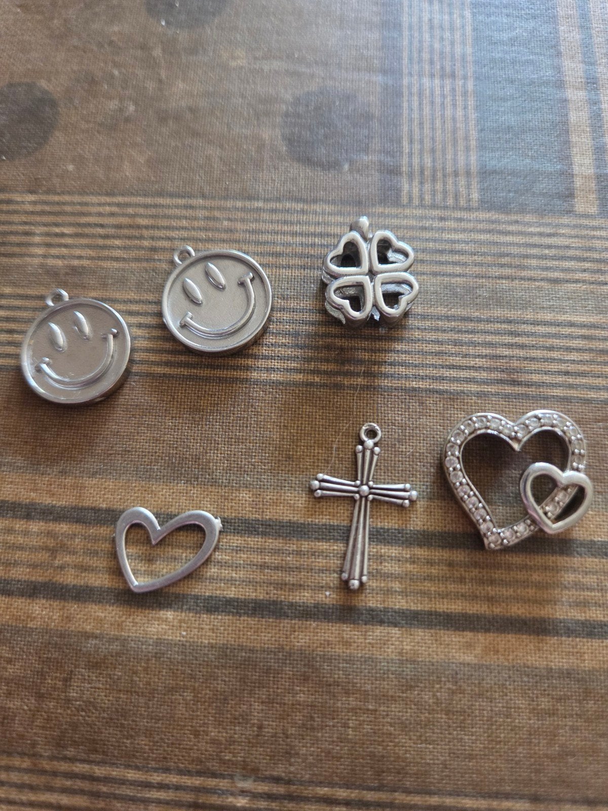 Diverse bedels: smiley, klavertje vier, hart en kruis, Overige merken, Overige materialen, Gebruikt, Ophalen of Verzenden