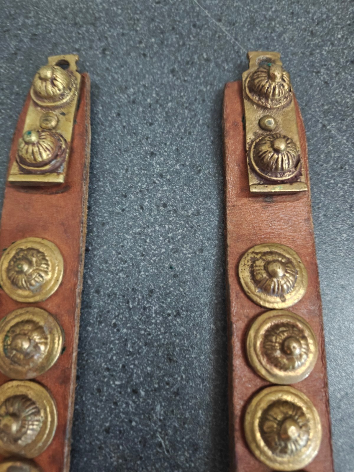 2 oude lederen riemen met bronzen elementen 49x3 cm.
Let op, Antiek en Kunst, Ophalen of Verzenden