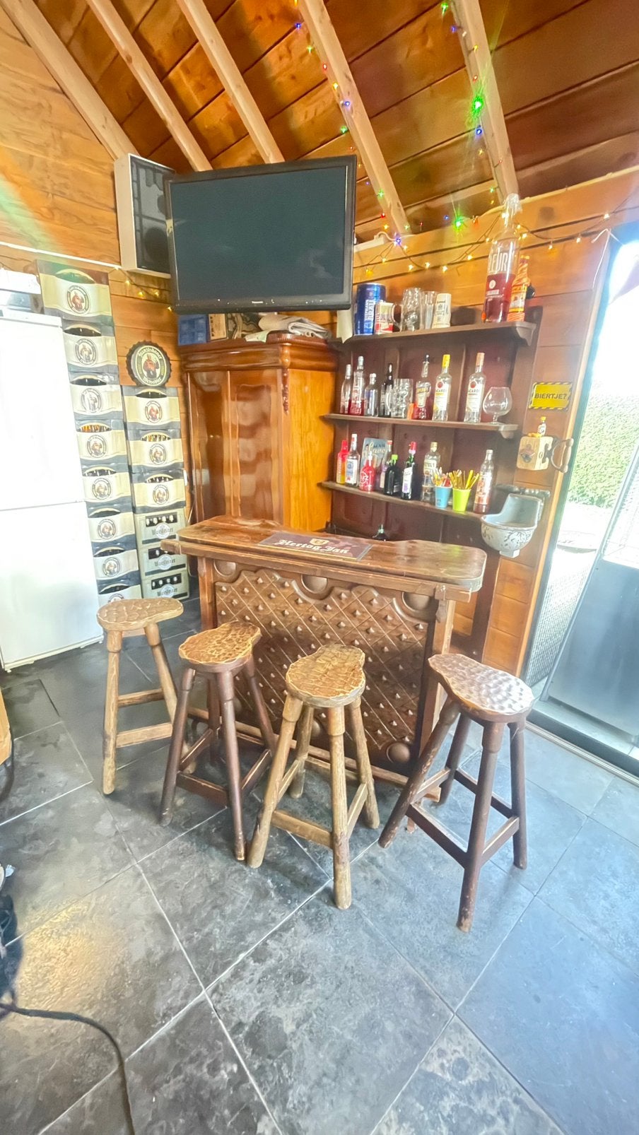 Leuke huisbar met vier krukken en een erg leuke achterwand, Ophalen, Gebruikt, Inclusief barstoelen