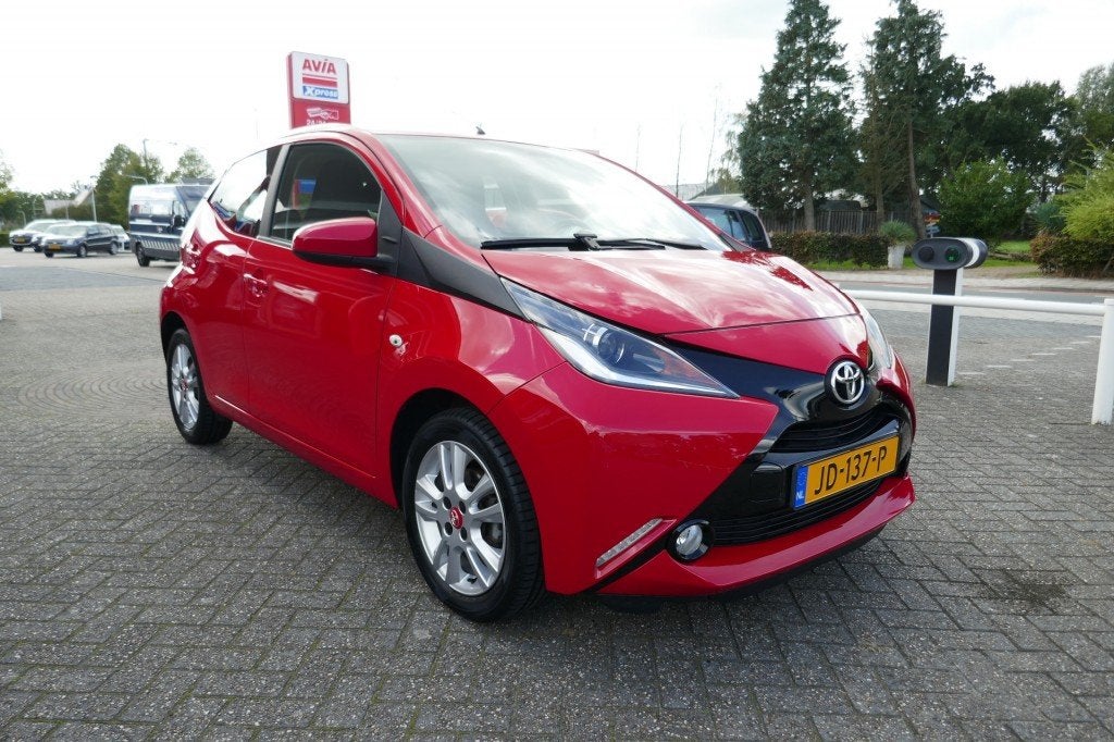 Toyota AYGO 1.0 VVT-I X-PLAY  CAMERA/AIRCO/GROOT SCHERM/NIEU, Auto's, Gebruikt, Euro 6, Met garantie (alle), 4 stoelen
