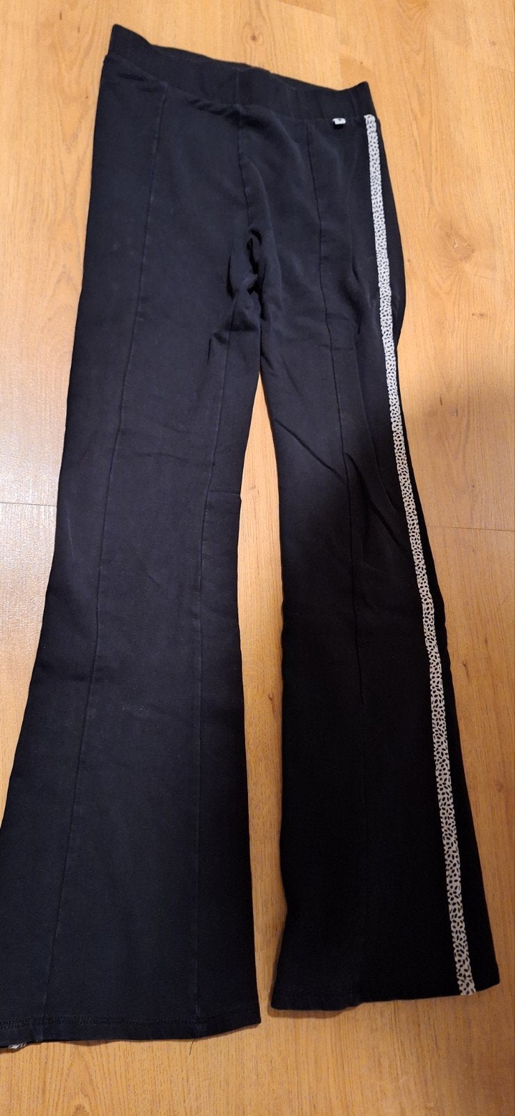 Soepele zwarte flared broek met witte streep, Zwart, Ophalen of Verzenden, Maat 34 (XS) of kleiner, Lang