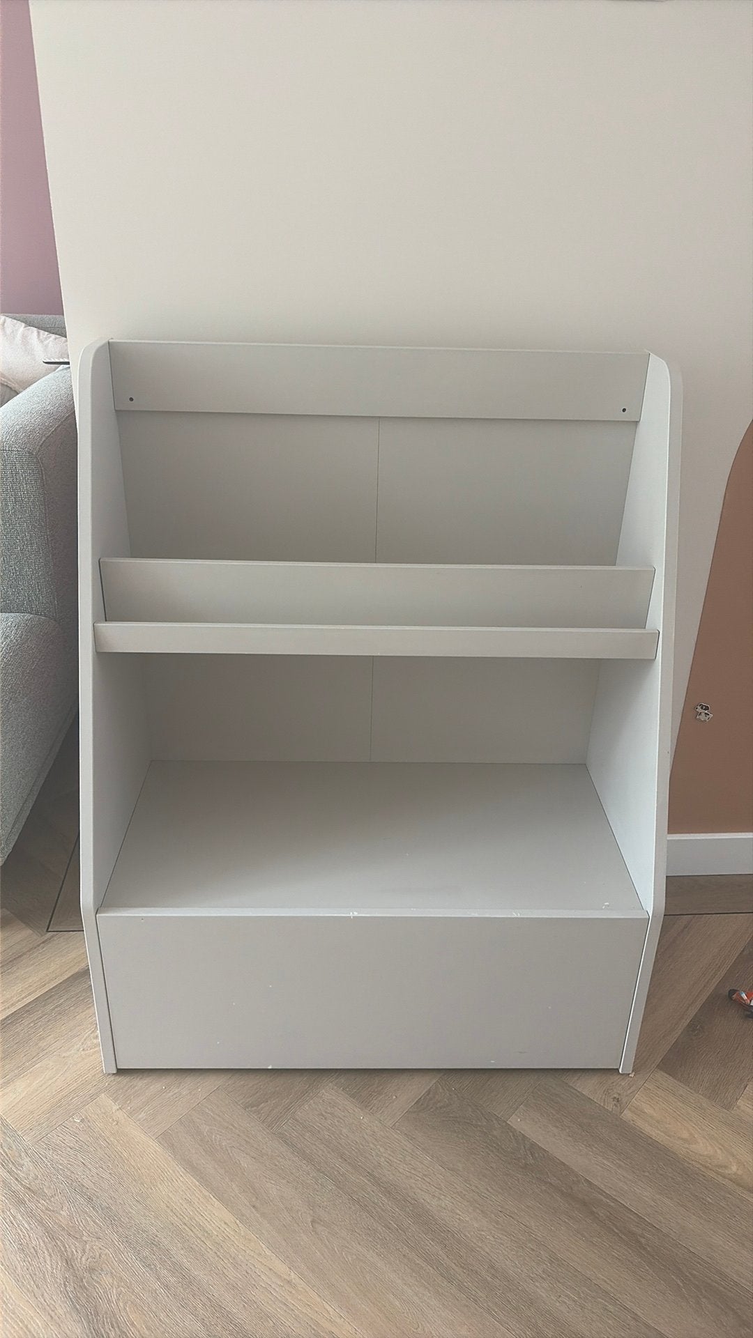 BERGIG boekenkast met opbergruimte in Urban Taupe, Ophalen, Zo goed als nieuw