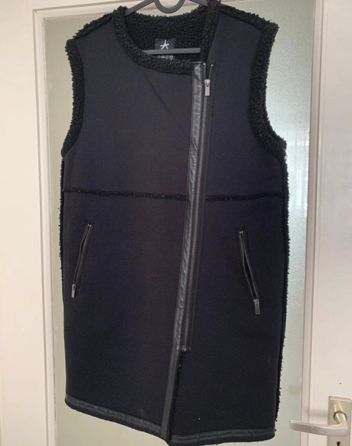 Zwarte mouwloze jas/bodywarmer met teddy voering - Maat S, Ophalen of Verzenden, Gedragen, Maat 36 (S), Zwart