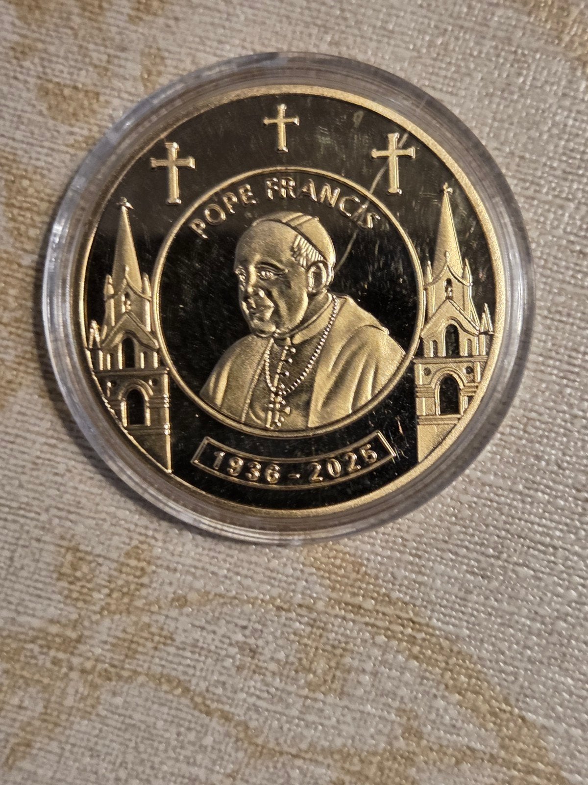 Paus Franciscus Herdenkingsmunt - Goudkleurig, Postzegels en Munten, Ophalen of Verzenden, Overige materialen, Buitenland