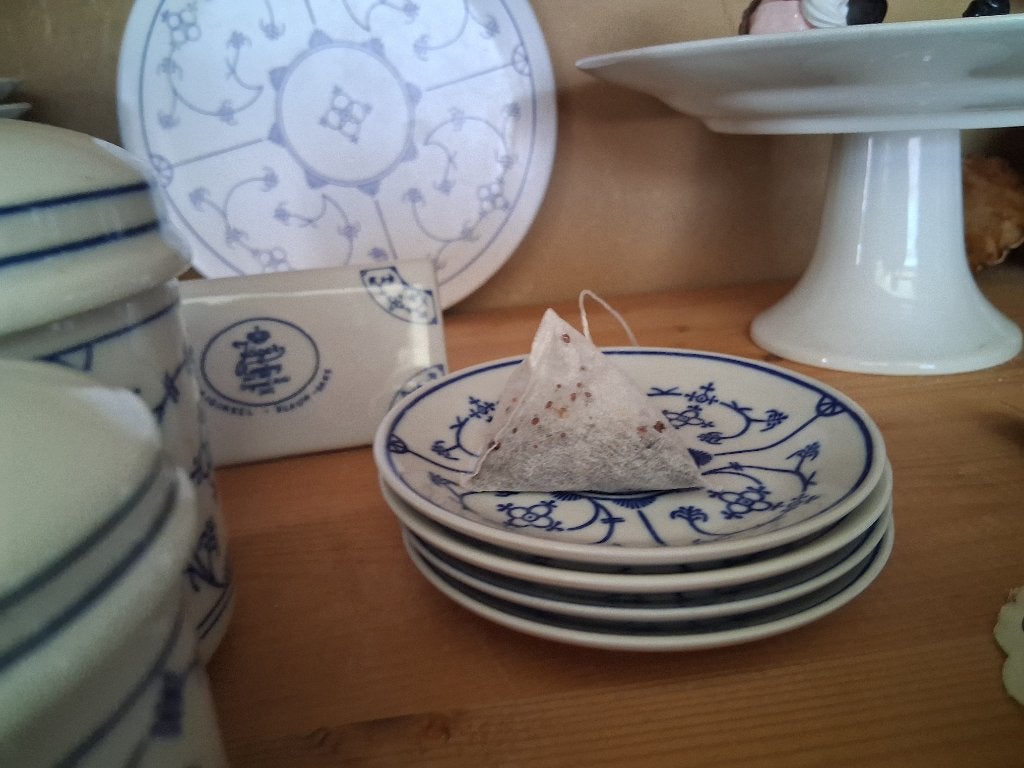 Blau Saks Jager of Kahla theetipje, petitfourschaaltje, Ophalen of Verzenden, Zo goed als nieuw, Porselein, Overige stijlen