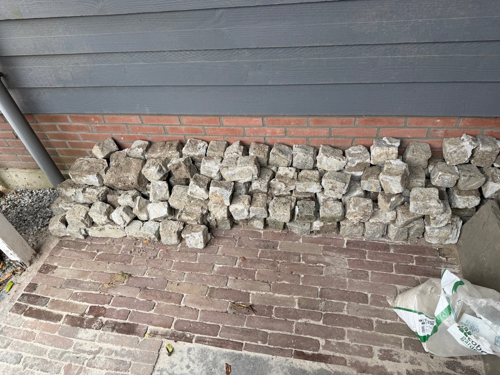 Kinderkoppen (met betonresten) gratis af te halen, Tuin en Terras, Ophalen, Gebruikt, Natuursteen, Klinkers