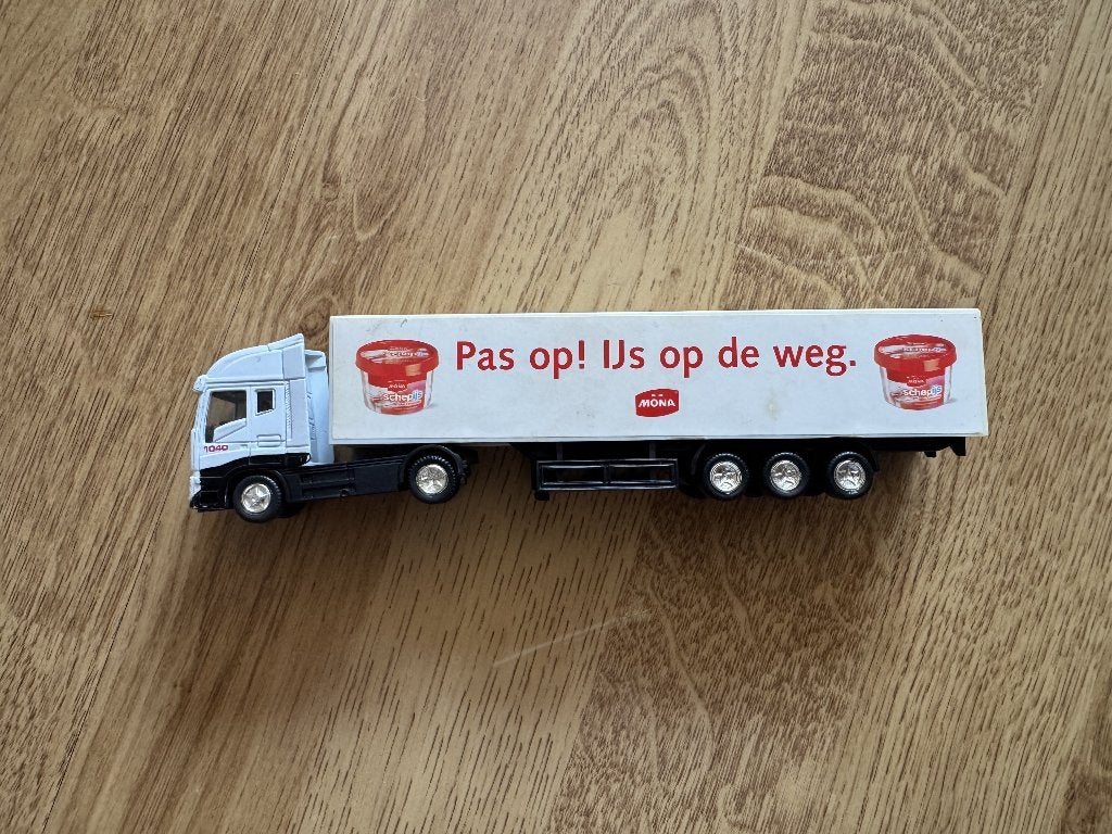 Te koop: Miniatuur truck met reclame van Mona, Ophalen of Verzenden, Zo goed als nieuw, Auto's