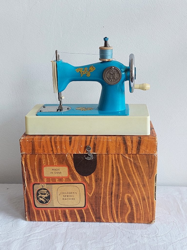 Blauwe vintage kindernaaimachine, Ophalen