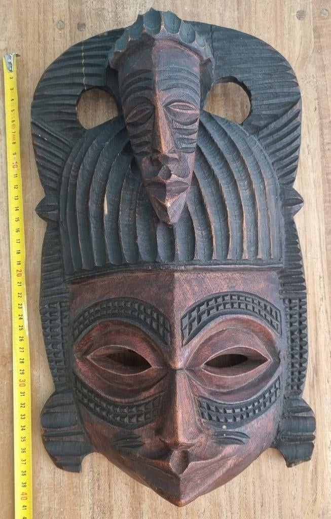 Houten masker, Ophalen