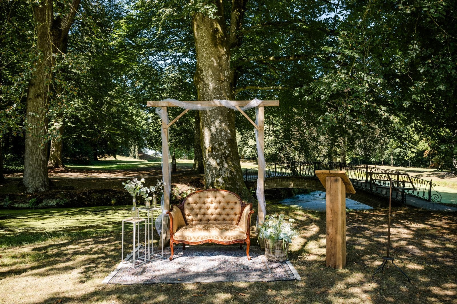 Houten trouwboog/backdrop + lessenaar, Ophalen, Gebruikt, Versiering, Geboorte of Huwelijk