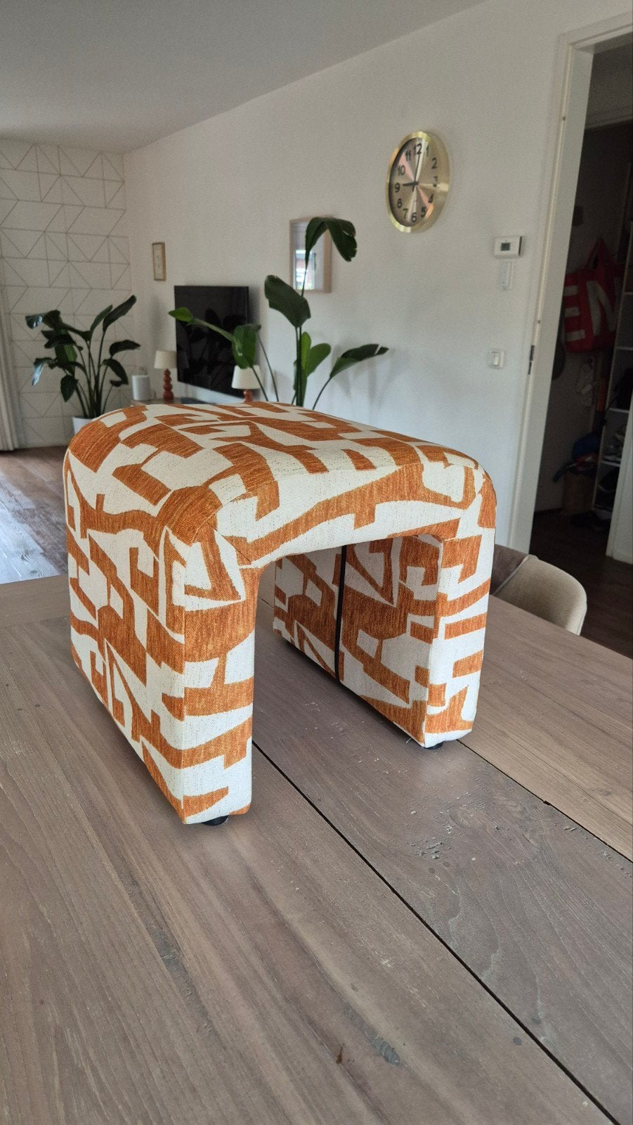 Stijlvolle poef met oranje-wit patroon, Ophalen, 50 tot 75 cm, Zo goed als nieuw, Rechthoekig