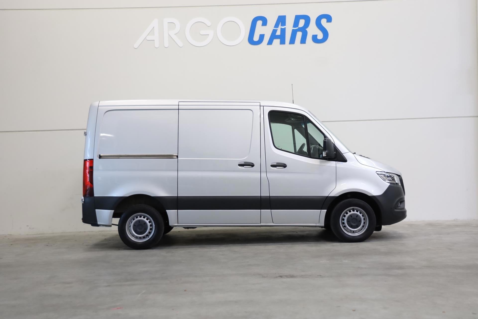 Mercedes-Benz Sprinter 314 CDI AUT FULL LED MBUX L1H1 CAMERA, Auto's, Automaat, Gebruikt, Zwart, Bedrijf