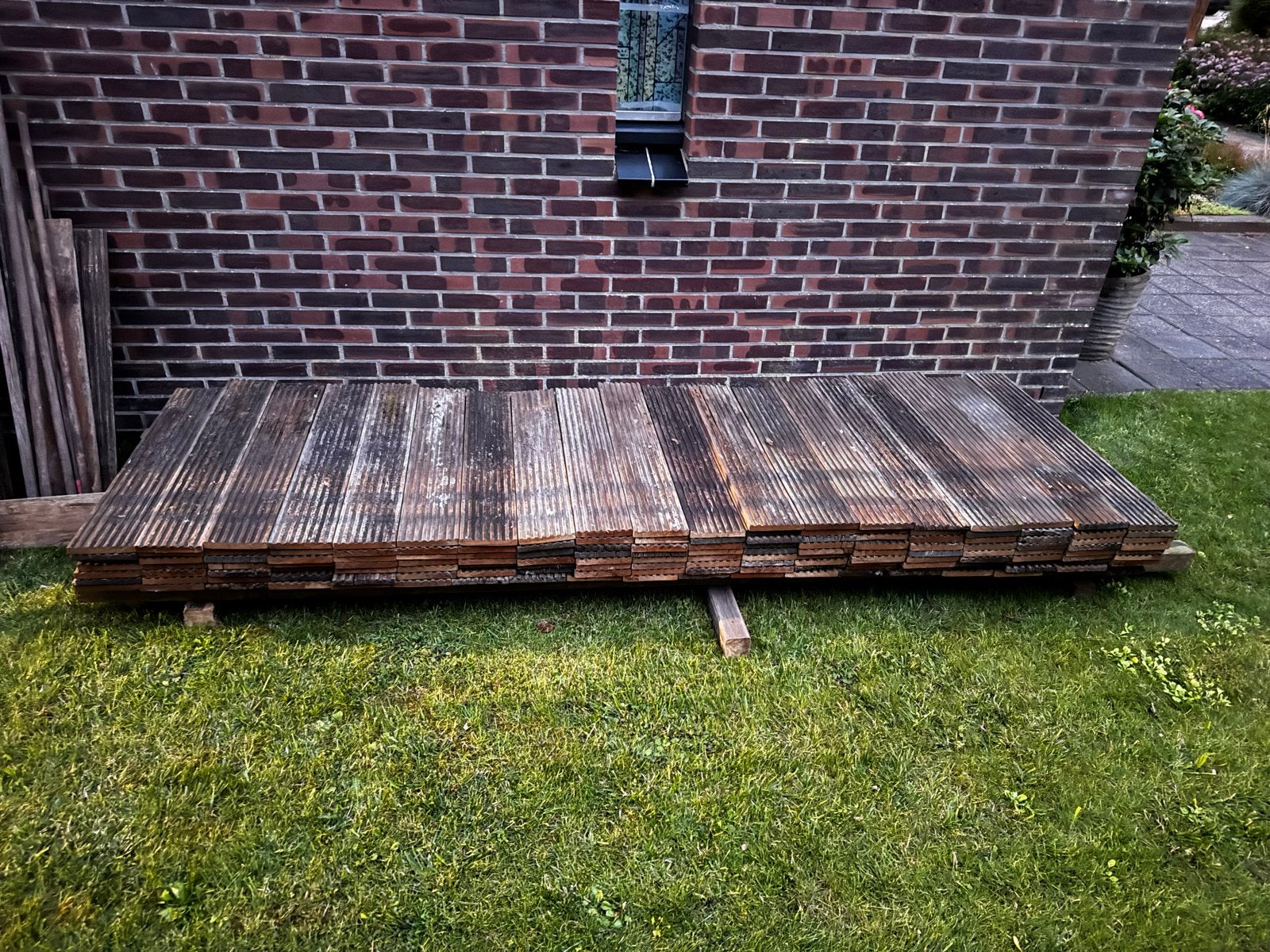 Gratis brandhout voor houtkachel of tuinkachel in Adorp, Tuin en Terras, Haardhout, Minder dan 3 m³, Ophalen, Overige houtsoorten