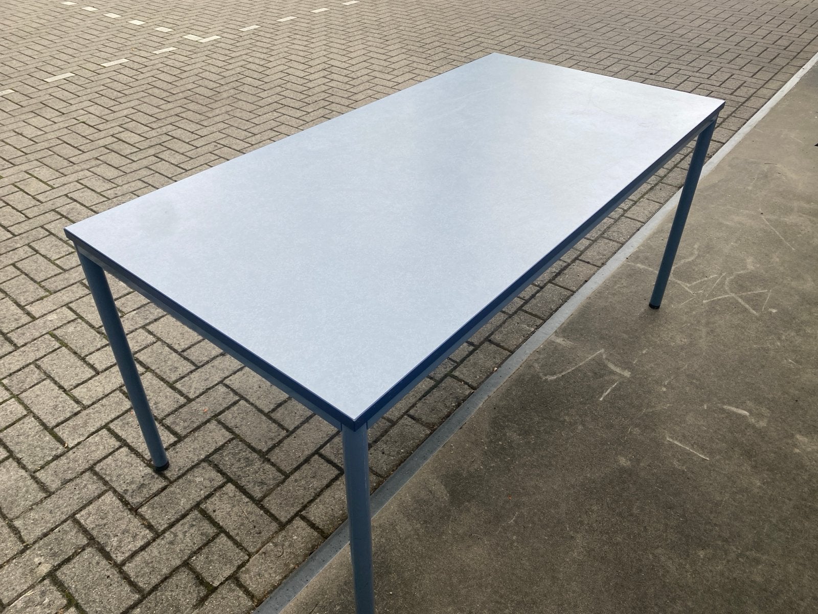 Partij van 4 tafels en 12 stoelen, Ophalen, Gebruikt