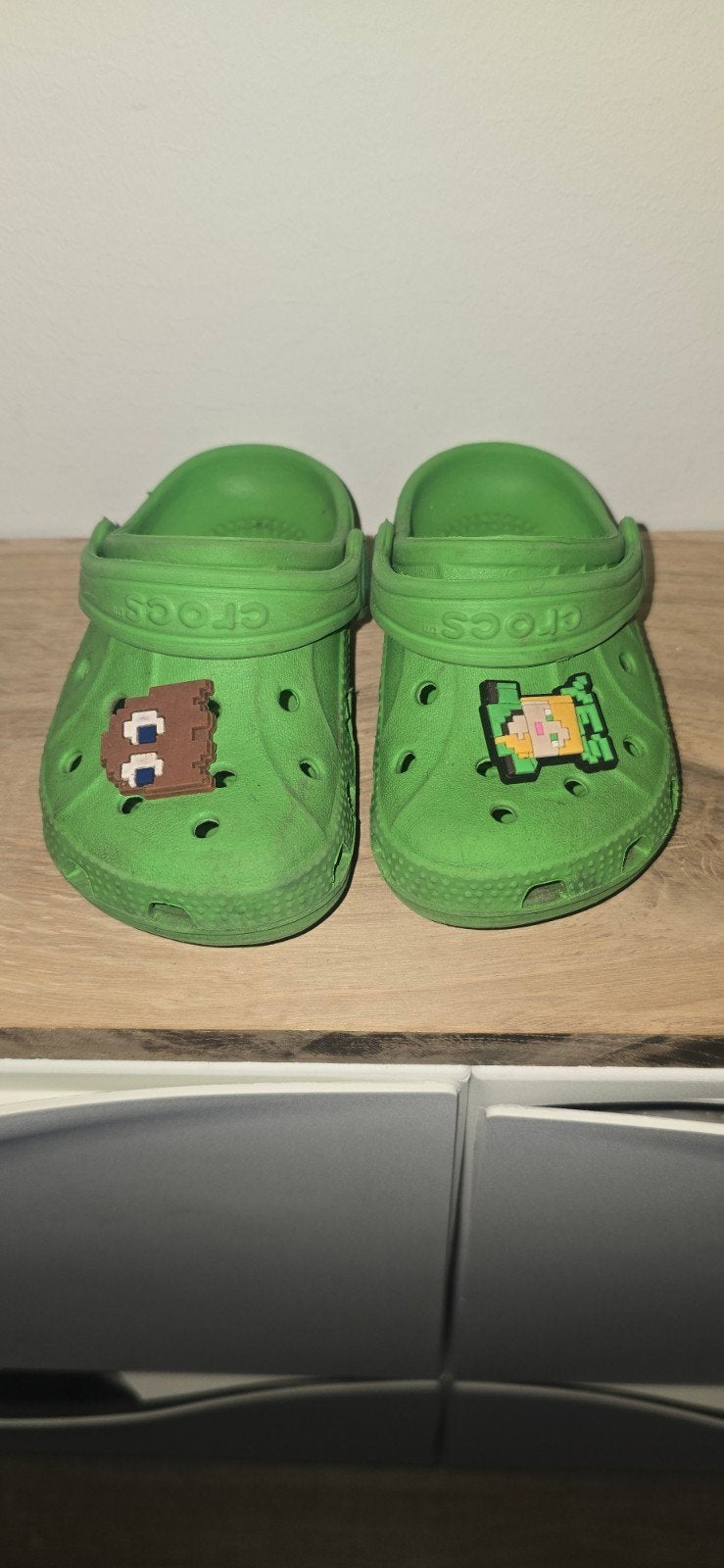 Groene Crocs met Minecraft Jibbitz, maat 6C/7C, Ophalen, Gebruikt, Crocs, Jongen of Meisje