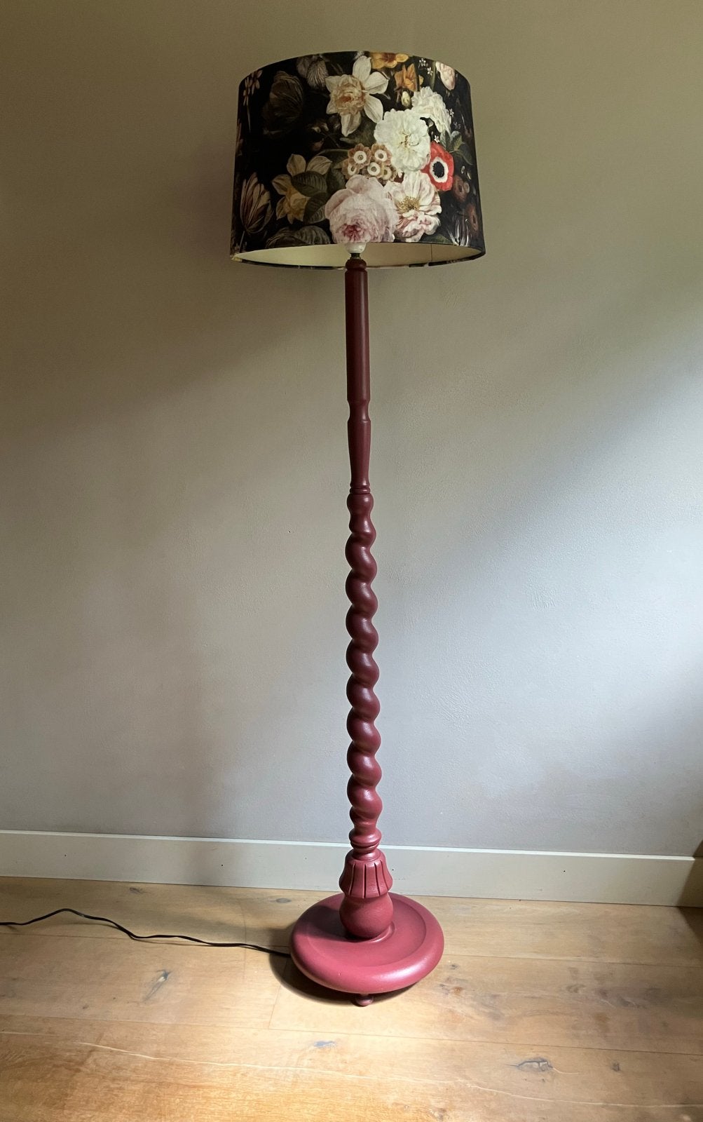 Unieke vloerlamp gedraaide poot geverfd in Preference Red, Ophalen, Gebruikt, E27 (groot), 150 tot 200 cm