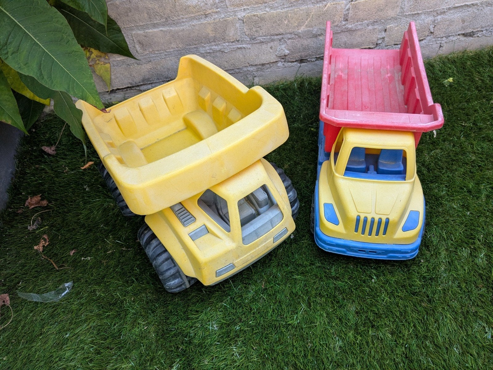 2 stuks kiepwagens zandbak speelgoed, Ophalen, Gebruikt