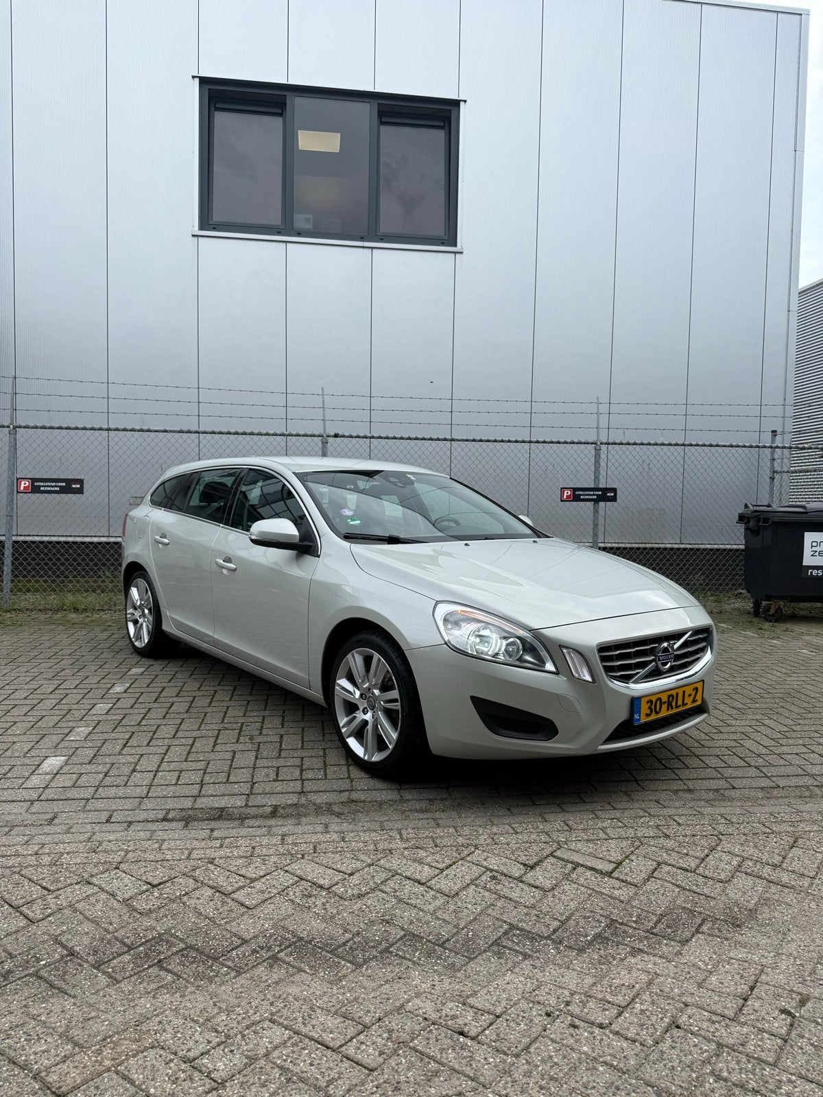 Volvo V60 T4 180pk 2011 Wit, Voorwielaandrijving, 15 km/l, Zwart, 4 cilinders