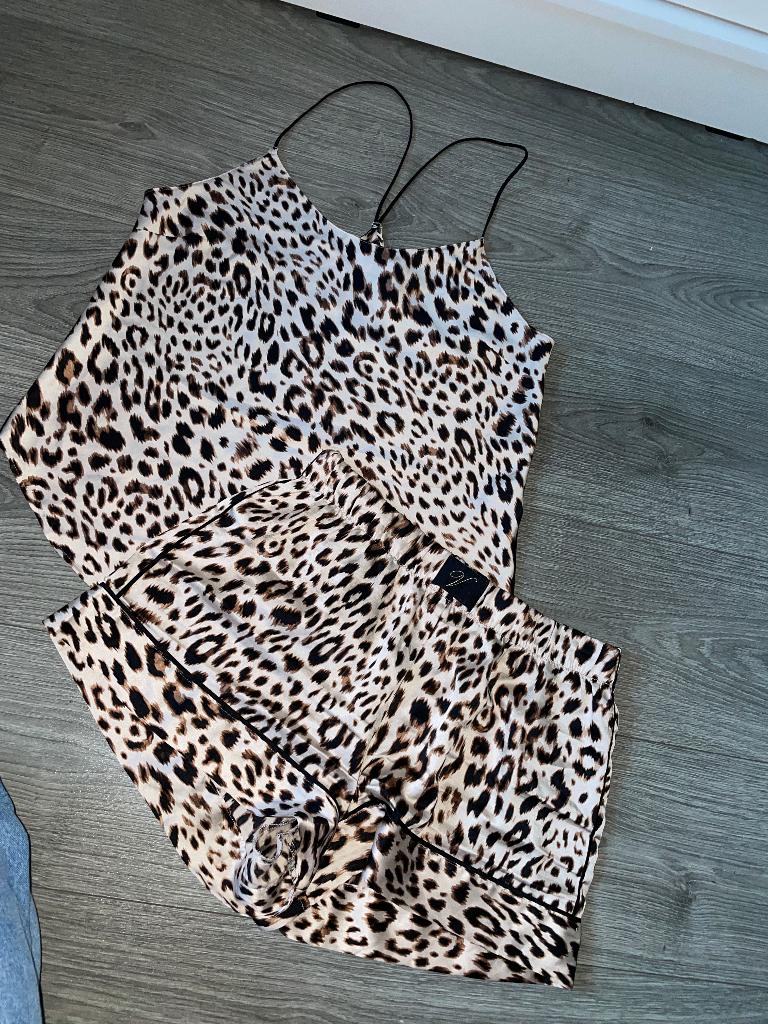 VICTORIA'S SECRET panter print satijnen pyjama set mt XS / S, Victoria's secret, Ophalen of Verzenden, Zo goed als nieuw, Maat 36 (S)