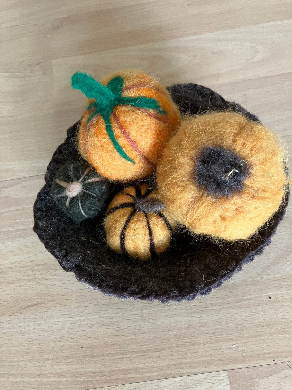 Handgemaakte gevilte wollen pompoenen in mandje nieuw, Hobby en Vrije tijd, Vilt, Ophalen of Verzenden, Nieuw, Figuurtje(s), Wolvilt