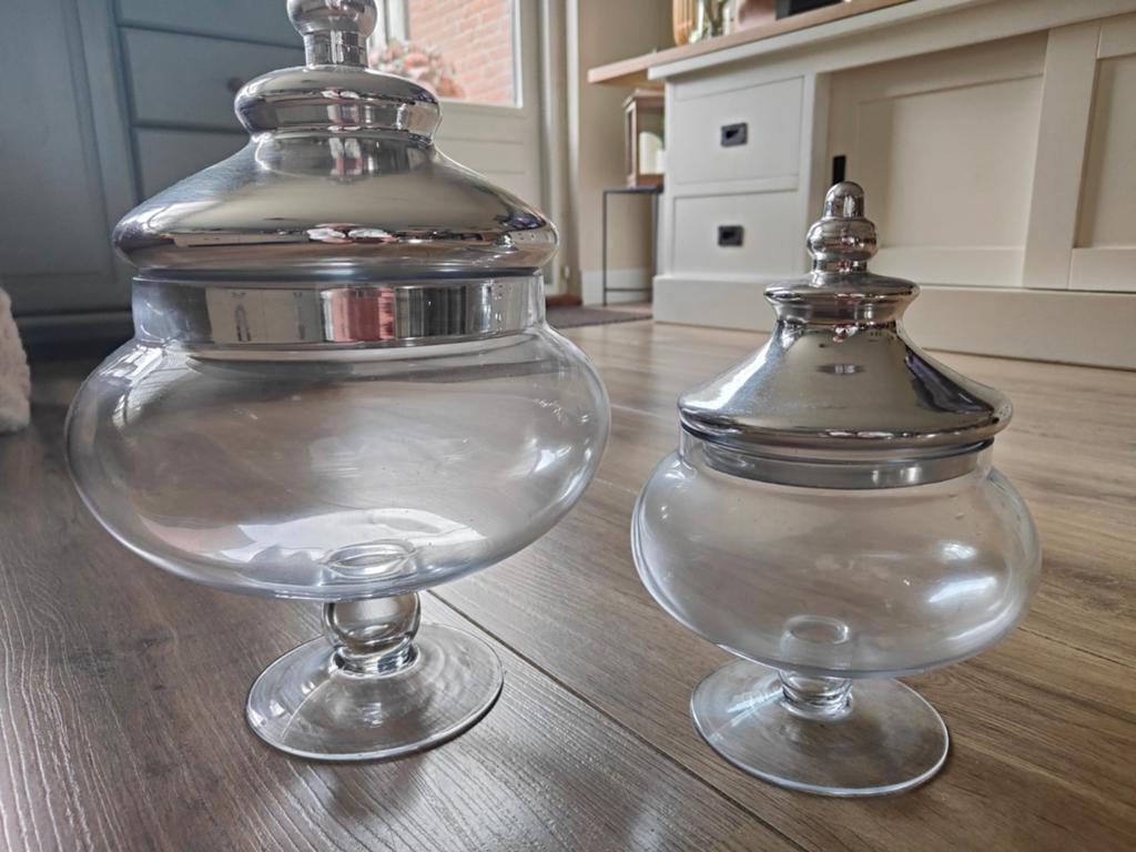 Glazen schalen op voet en met deksel., Ophalen of Verzenden, Rond, Glas