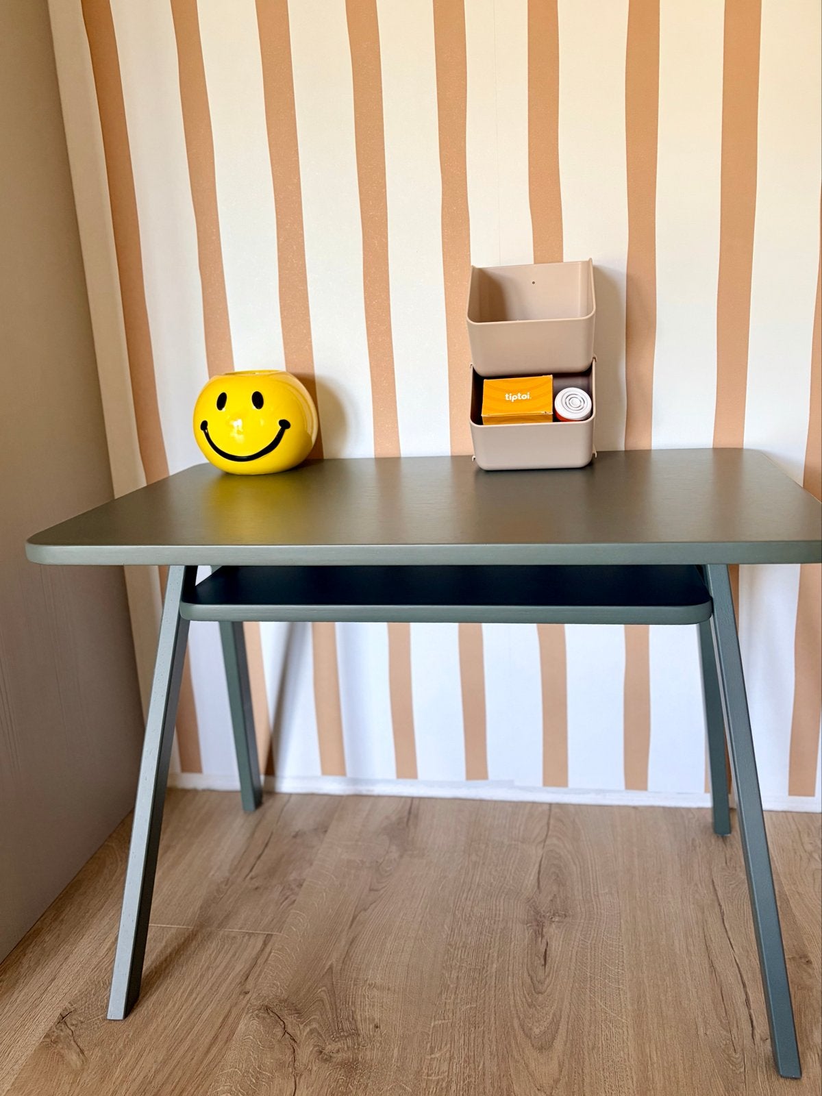 Puntgave kindertafel van Nobodinoz zgan, Kinderen en Baby's, Ophalen, Zo goed als nieuw, Tafel(s)