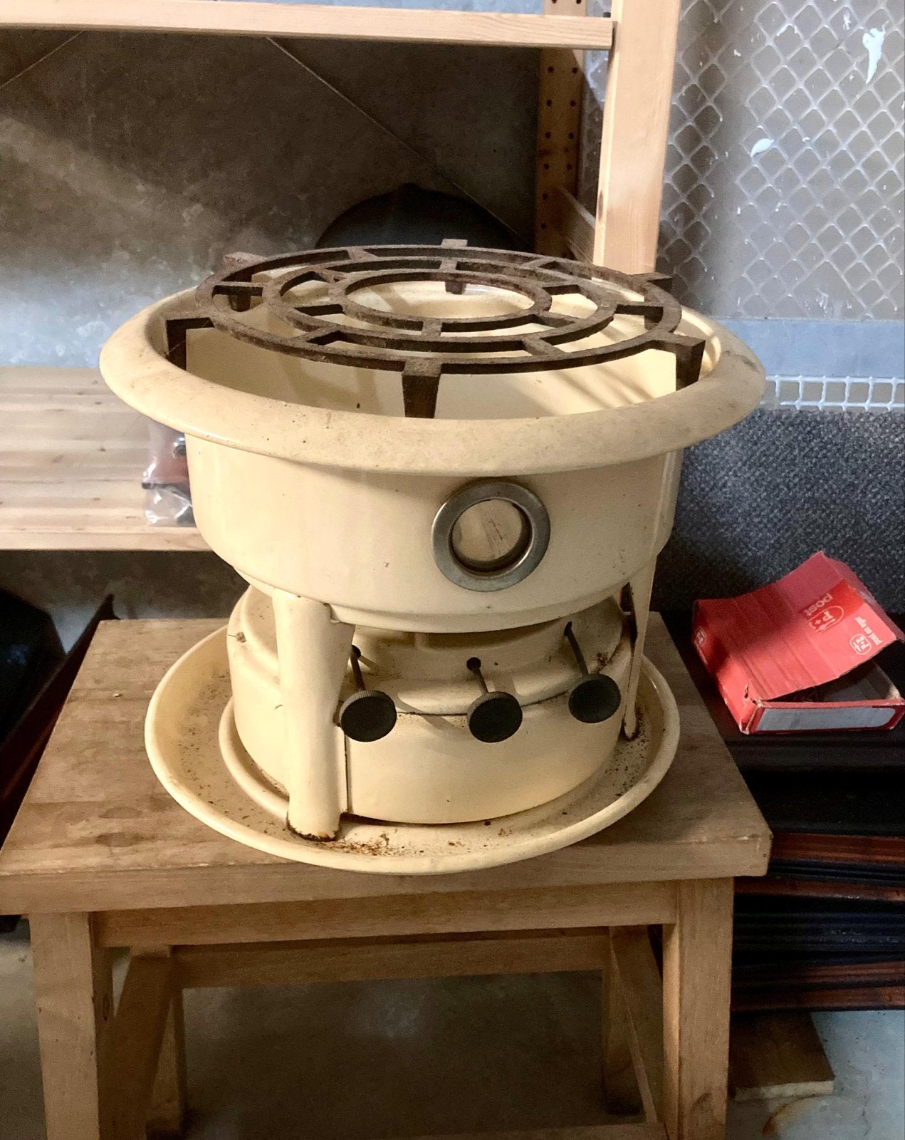Oud petroleumstel lichte kleur, 23 cm hoog, 30 cm doorsnee, Ophalen