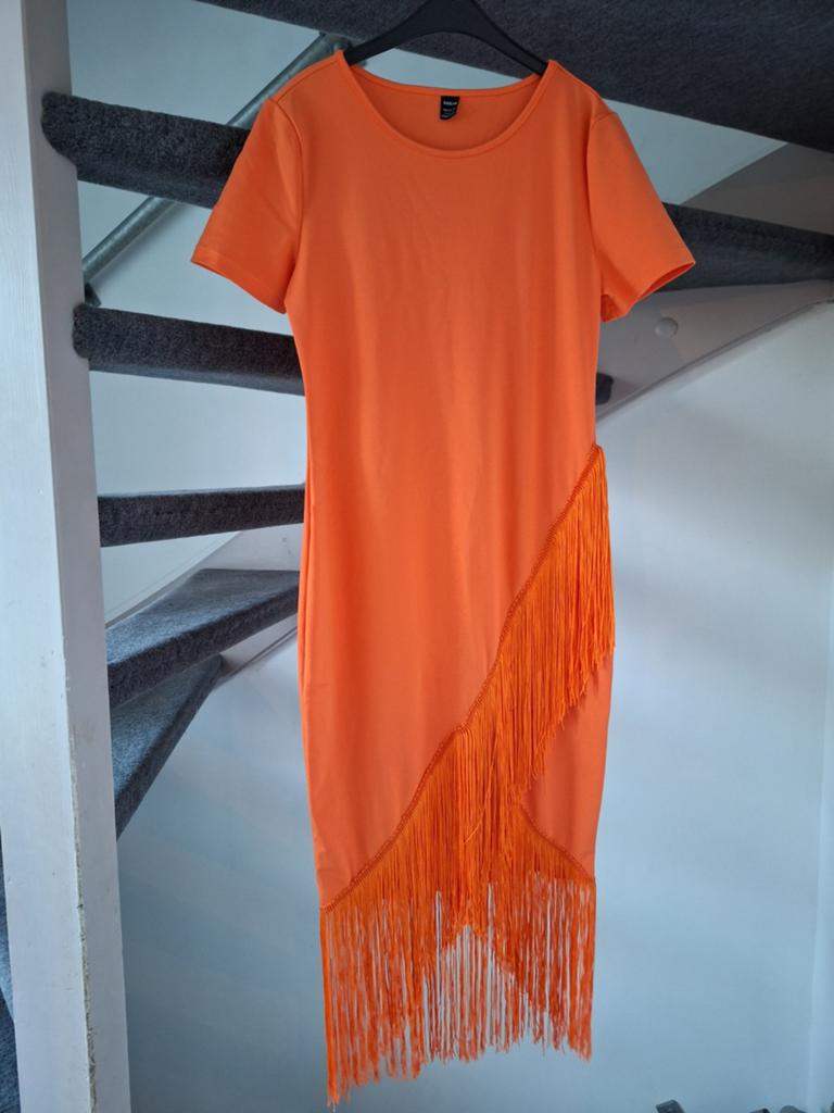 Oranje jurk met franjes - Maat M, Maat 38/40 (M), Oranje, Ophalen of Verzenden, Zo goed als nieuw