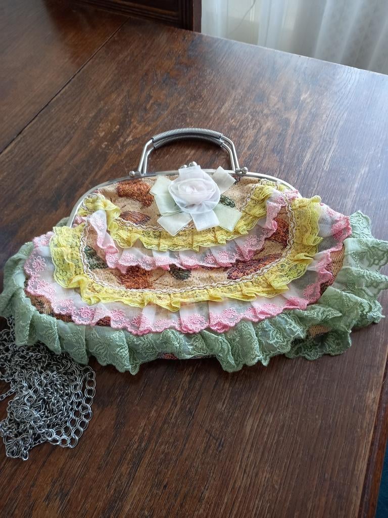 Vintage Mick-Gwend Paris tasje met ruches en ketting, Sieraden, Tassen en Uiterlijk, Tassen | Damestassen, Gebruikt, Avondtasje