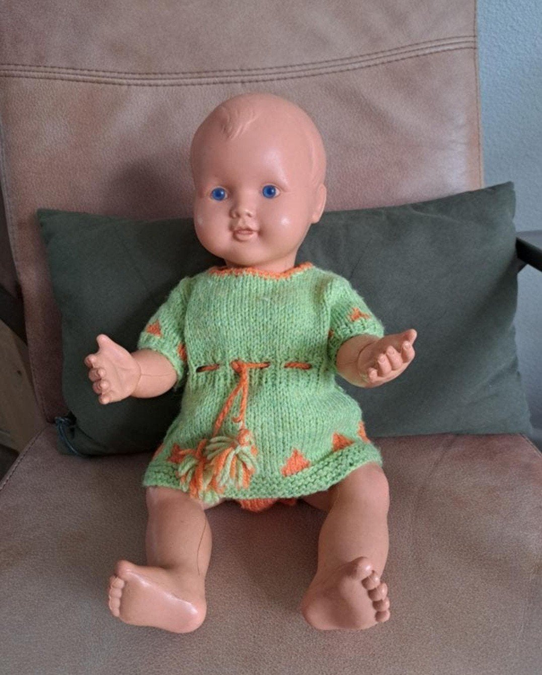 Vintage babypop gebreid pakje blauwe ogen lengte 44 cm, Ophalen of Verzenden, Gebruikt, Pop