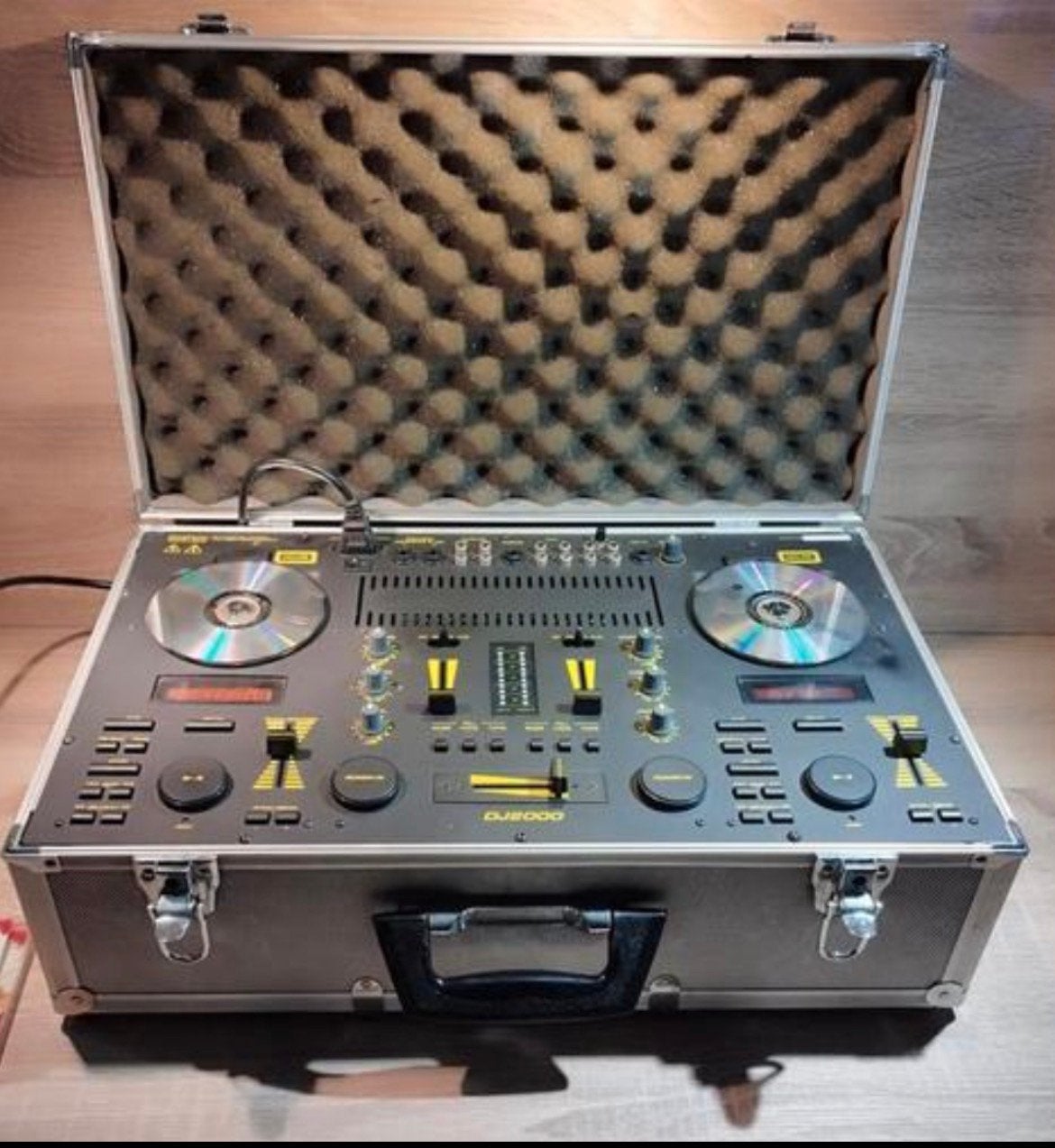 DJ-set met dubbele CD-speler en mixer in koffer ( mag weg ), Ophalen, Gebruikt, Dj-set, Overige merken