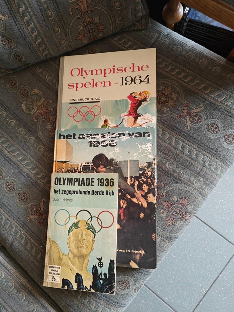 Olympische Spelen Boeken - 1936, 1964, 1968, Ophalen of Verzenden, Gelezen, Judith Holmes, Overige sporten