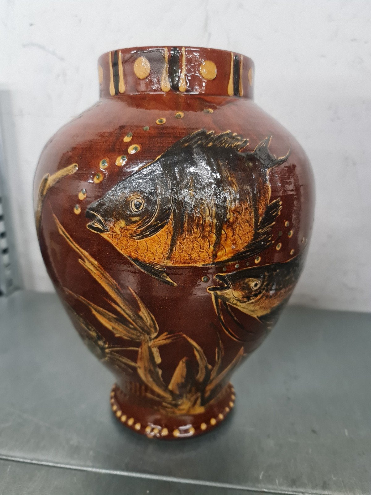 Vintage aardewerk vaas met vissen decoratie, Antiek en Kunst, Antiek | Vazen, Ophalen of Verzenden