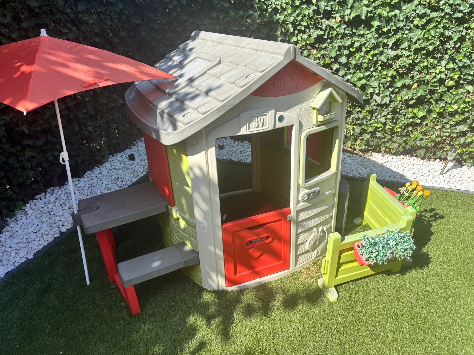 Leuk smoby huisje met parasol en planten bakjes, Ophalen, Gebruikt, Kunststof