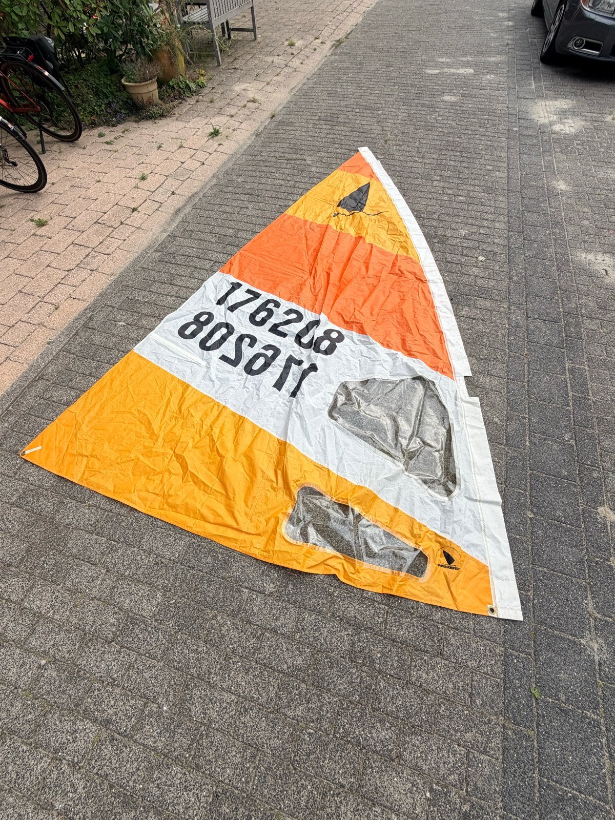 Windsurfer Zeil - Oranje/Wit, Watersport en Boten, Windsurfen, Gebruikt, 5 tot 6.5 m², Zeil, Ophalen