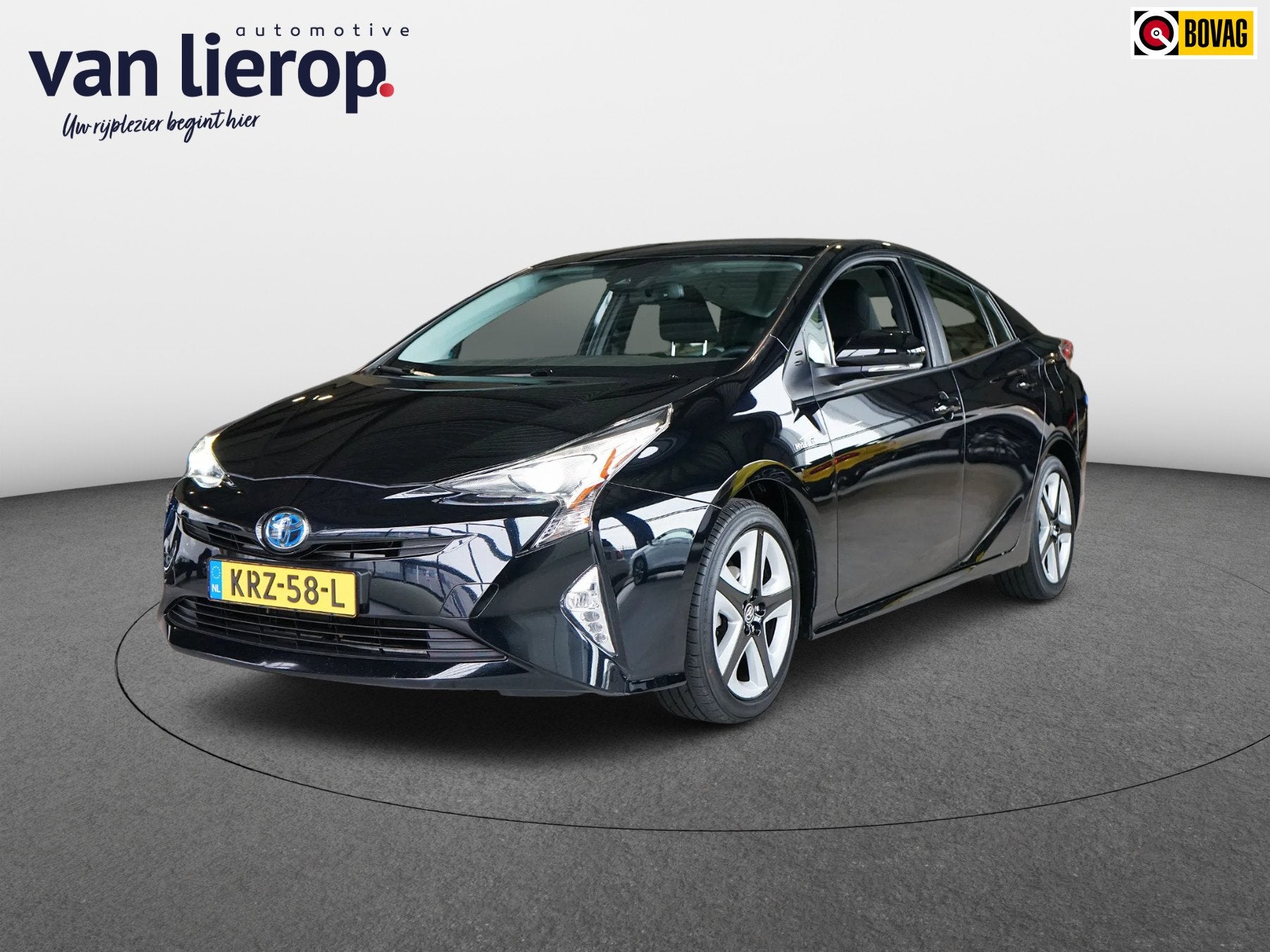 Toyota Prius 1.8 Executive|NAVI|CAMERA|STOELVERW|HUD|TREKHAA, Dealer onderhouden, Stof, Automatische klimaatregeling, Zwart