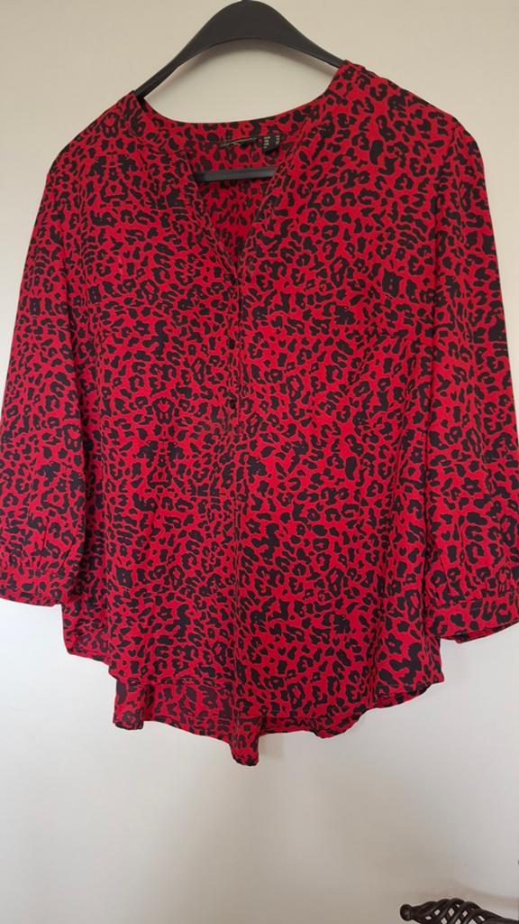 Blouse met rode en zwarte luipaardprint, Ophalen of Verzenden, Zo goed als nieuw, Rood