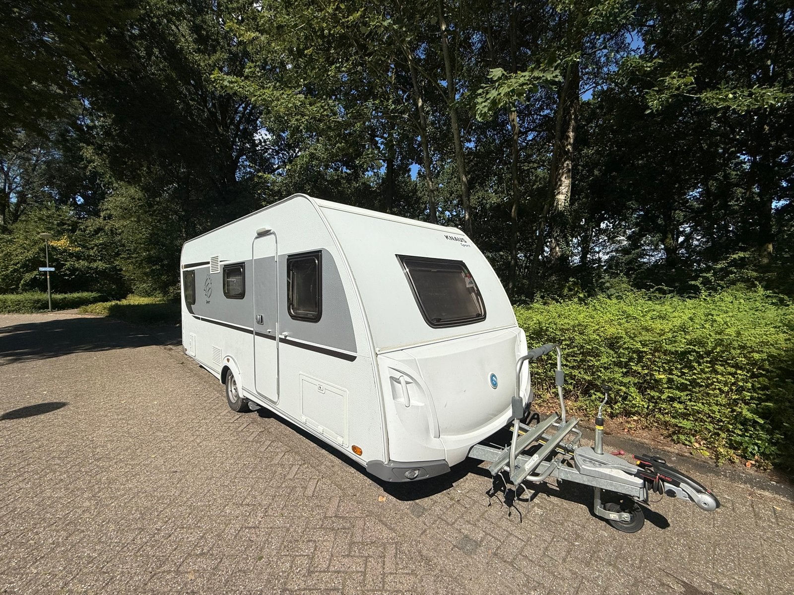 Knaus Sport 500 KD (2017) – Zeer complete gezinscaravan., Caravans en Kamperen, Schokbreker, Treinzit, Dwarsbed, Particulier