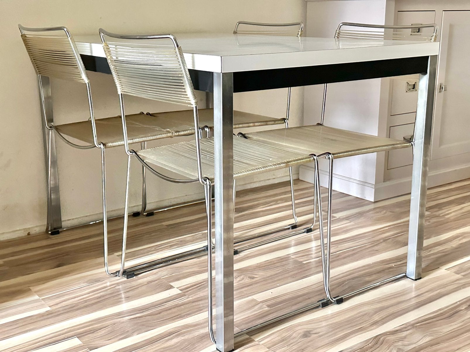 Compacte design eettafel met wit blad, Huis en Inrichting, Tafels | Eettafels, Gebruikt, 50 tot 100 cm, 100 tot 150 cm, Vier personen