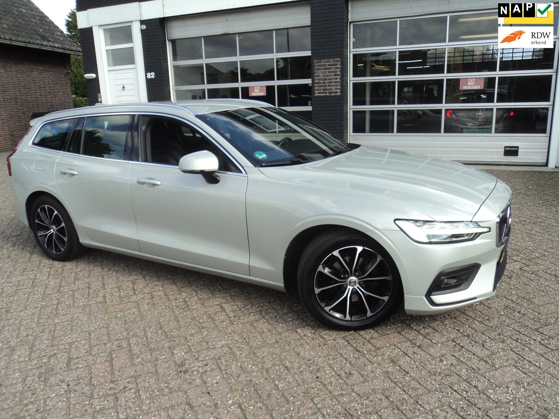 Volvo V60 2.0 D4 Momentum Stoelverwarming V+Achter en Stuurv, Gebruikt, Diesel, 22 km/l, 1639 kg