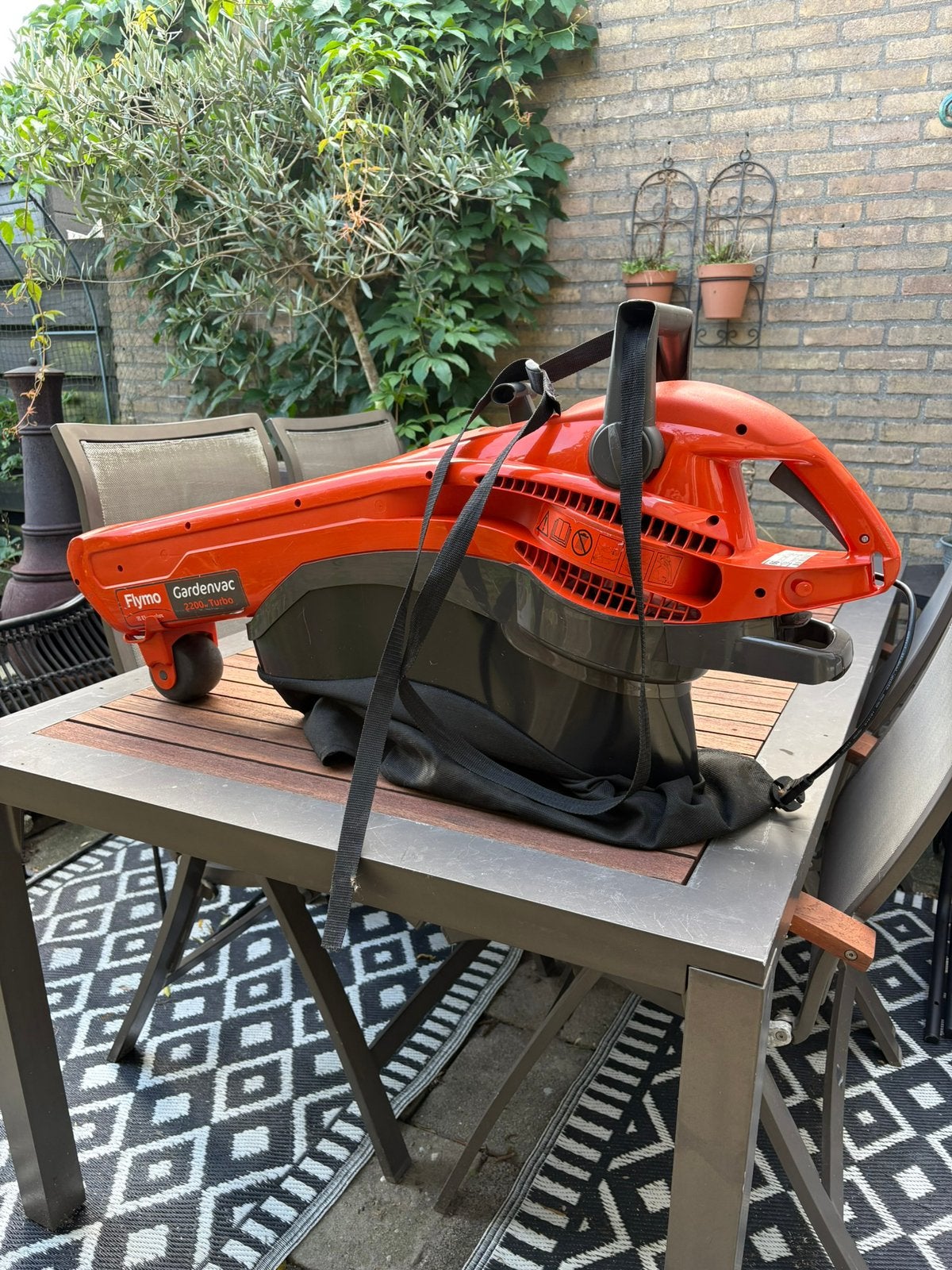Flymo bladblazer Gardenvac 2200w, Ophalen, Handgedragen, Zo goed als nieuw, Met opvangzak
