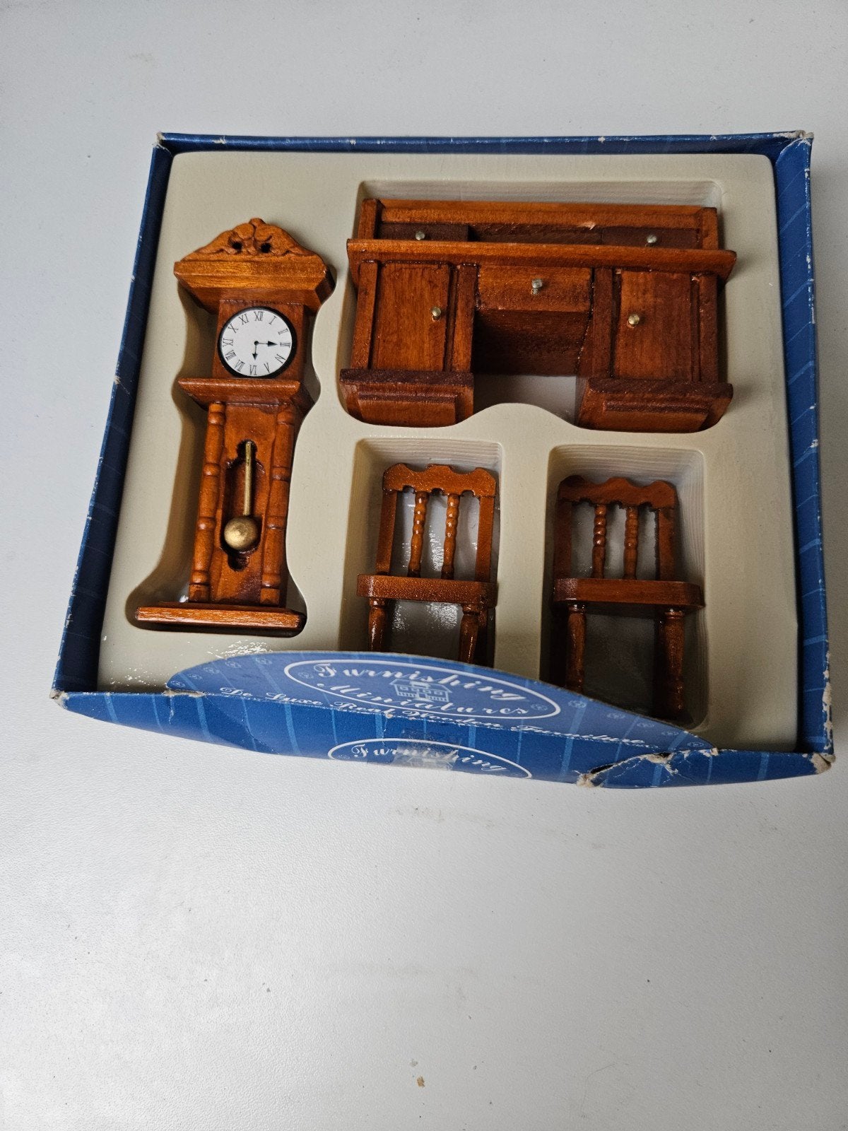 Poppenhuis Meubeltjes Set - Bureau, Stoelen, Klok, Verzamelen, Ophalen of Verzenden, Gebruikt, Decoratie