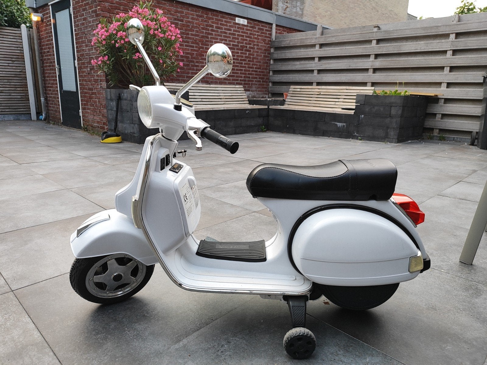 Witte Vespa PX 150 kinder elektrische scooter, Ophalen of Verzenden, Gebruikt