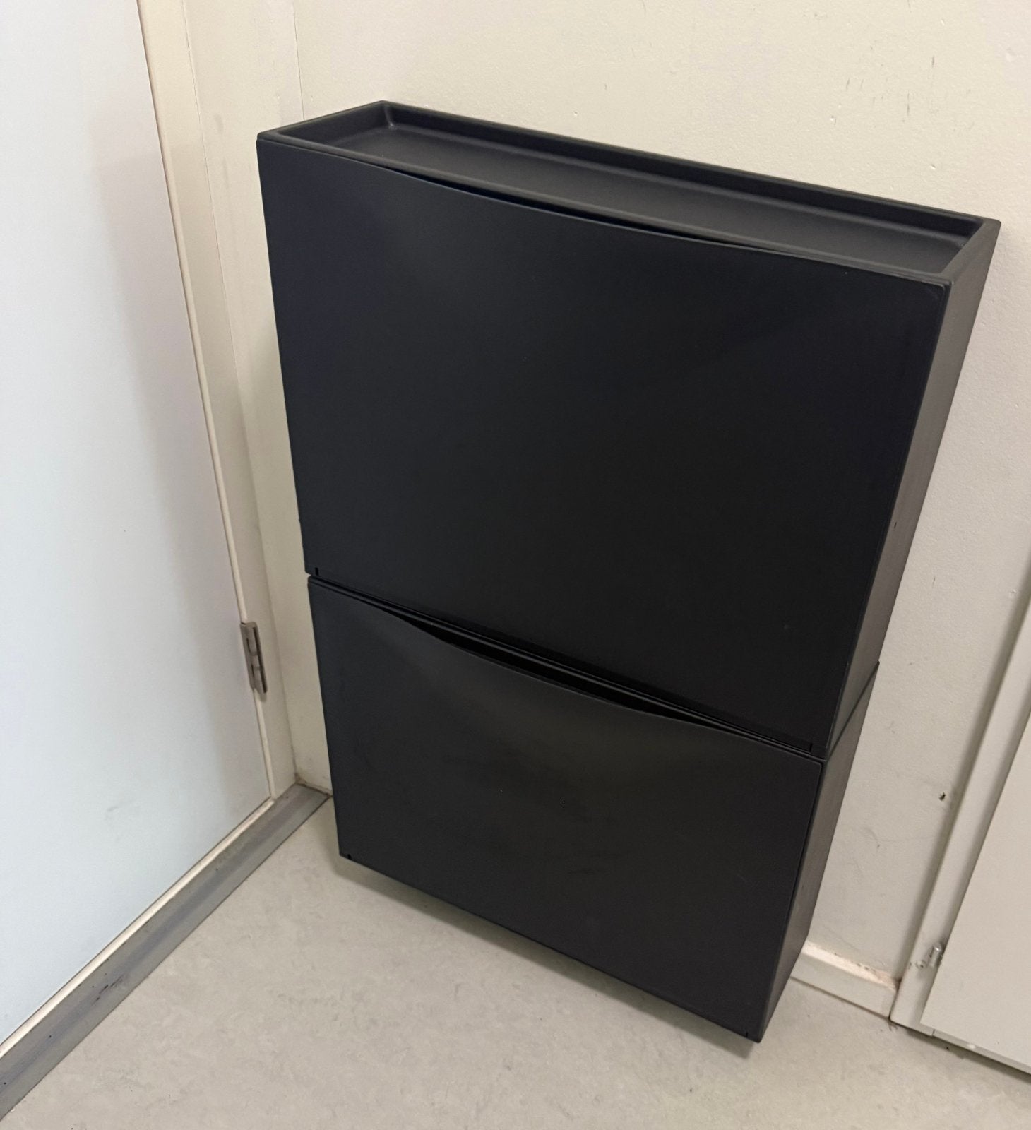 IKEA trones – 2 stuks – zwart, Ophalen, Gebruikt