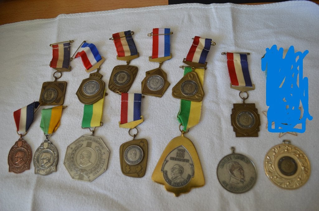 13 x herdenking medailles met afbeelding+naam van persoon, Ophalen of Verzenden, Overige materialen, Nederland