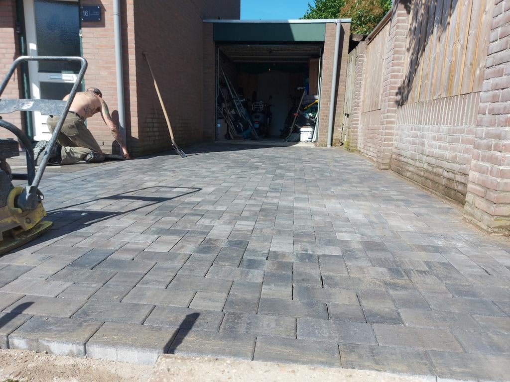 Stratenmaker jr, Diensten en Vakmensen, Tuinmannen en Stratenmakers, Bestrating