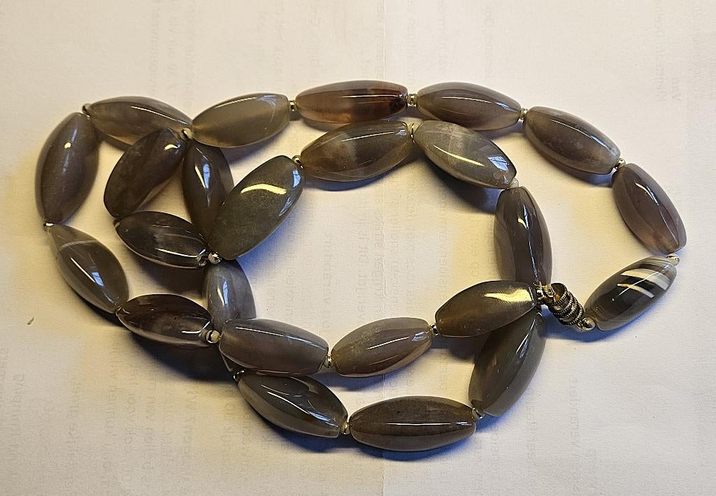Een kralenketting gemaakt van natuursteen, agaat, Sieraden, Tassen en Uiterlijk, Kettingen, Gebruikt, Steen of Mineraal, Grijs