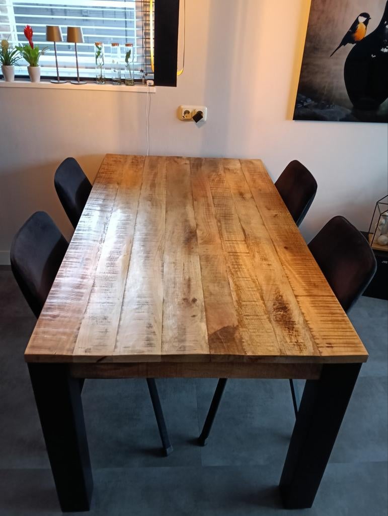 Mangohouten tafel 160x90 met zwart stalen poten, Ophalen, Zo goed als nieuw, 4 tot 6 stoelen